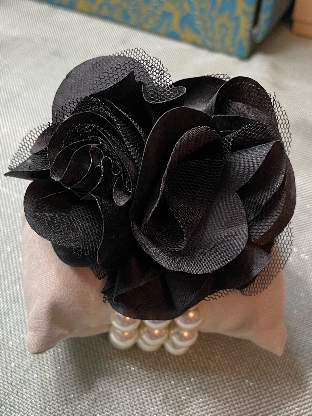 Feminine Pearl Bracelet with Black Flower detail